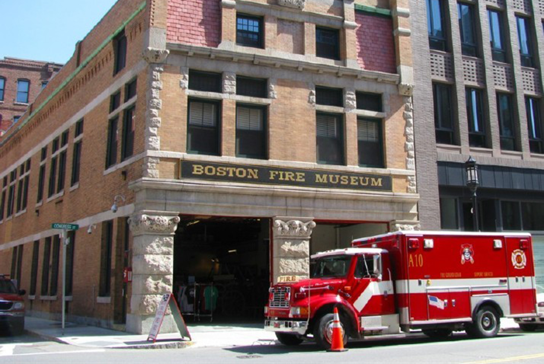 Fire museum. Массачусетс б. Fire Stations Museum. Family in the Fire Station Museum.